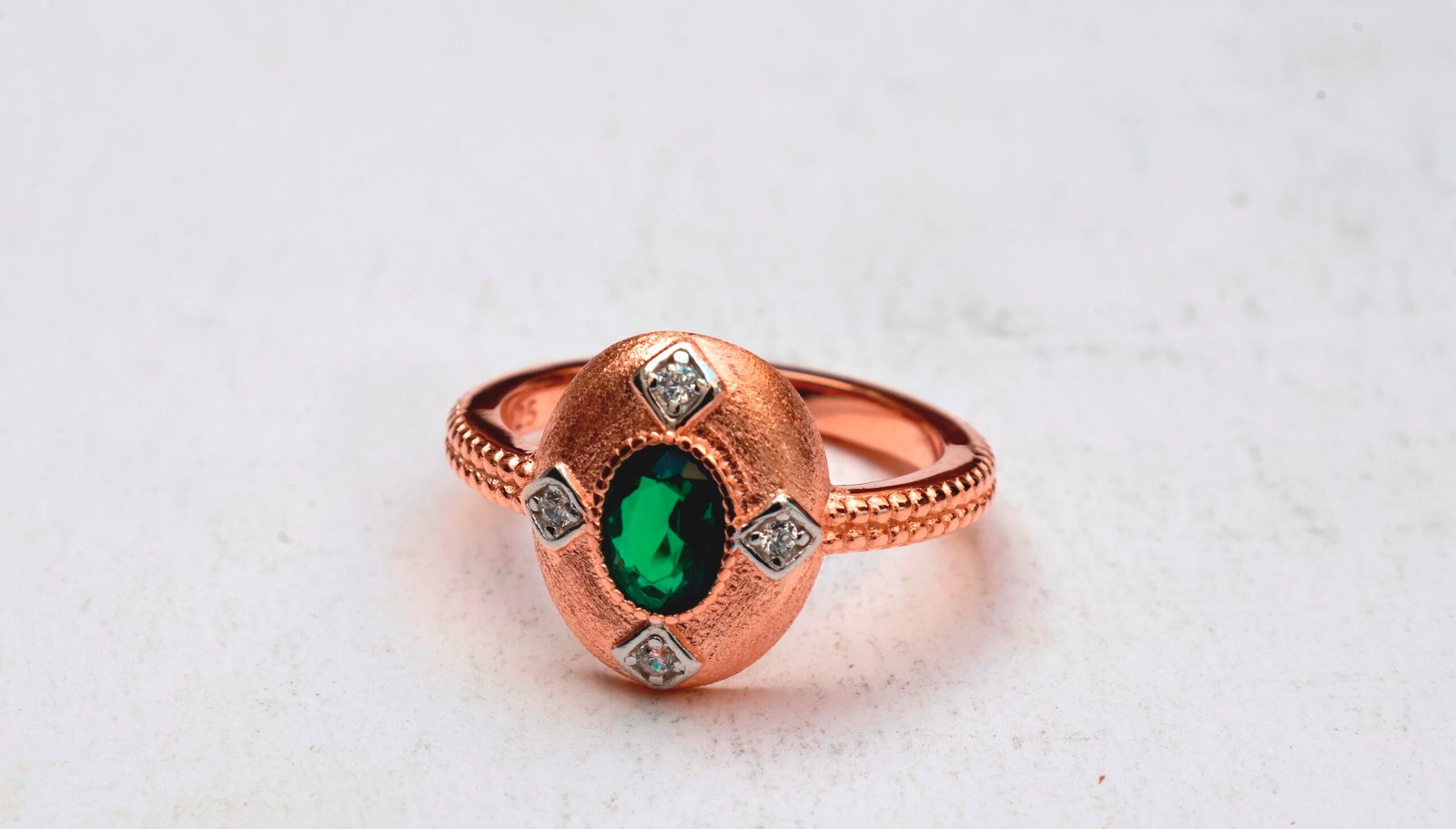 Gyary Emerald Sovereign Ring