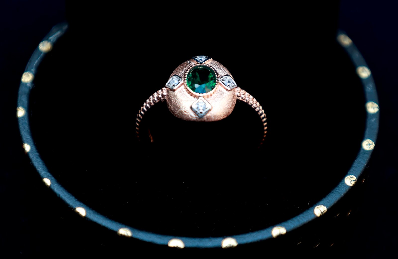 Gyary Emerald Sovereign Ring