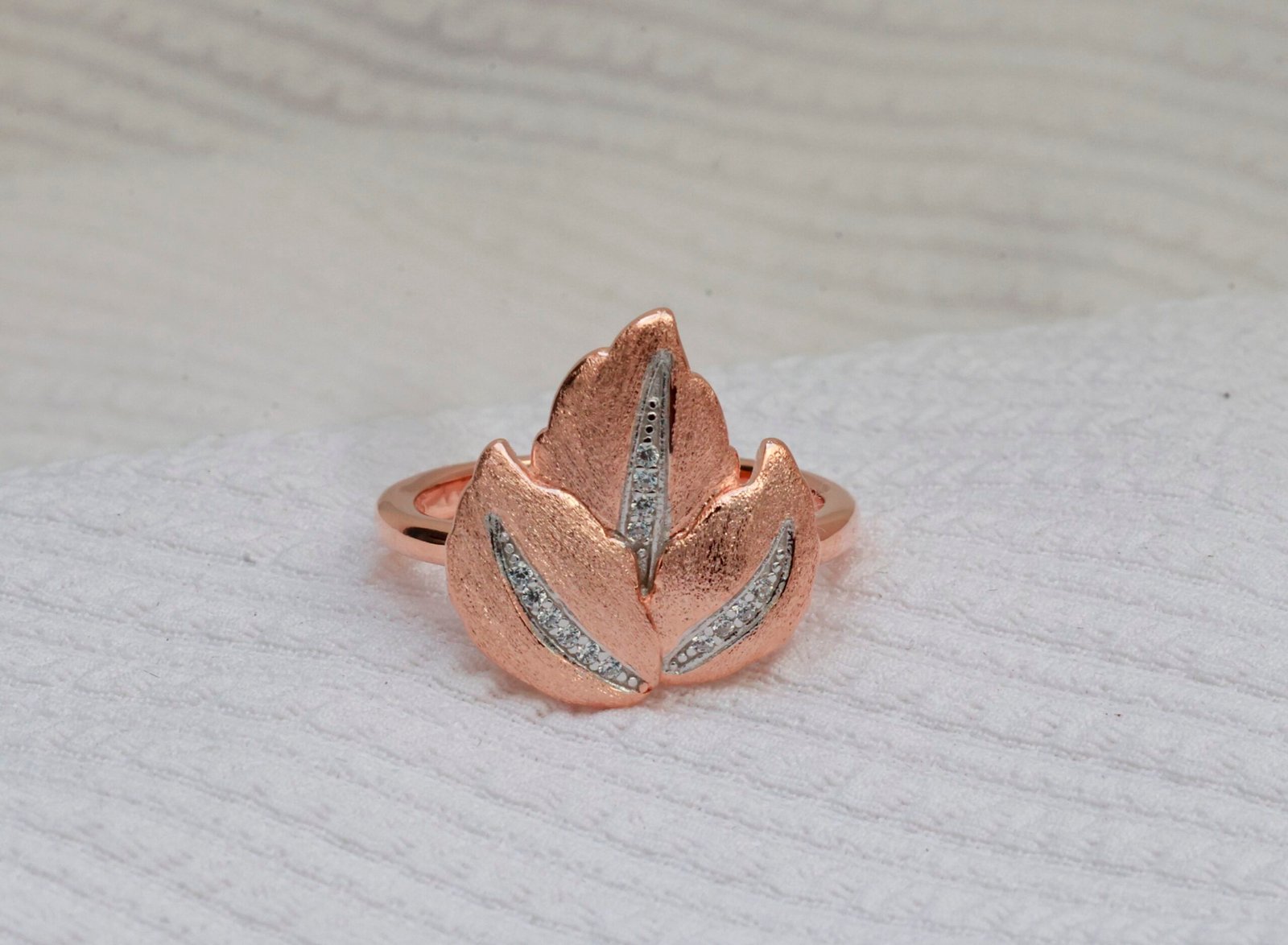 Gyary Serene Leaf Ring