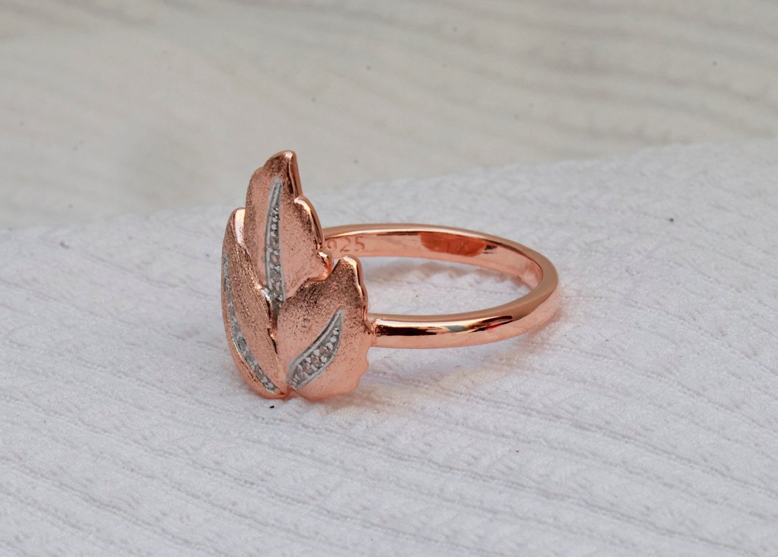 Gyary Serene Leaf Ring