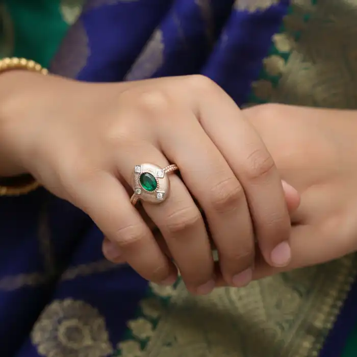 Gyary Emerald Sovereign Ring