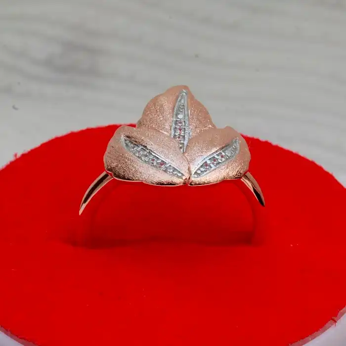Gyary Serene Leaf Ring