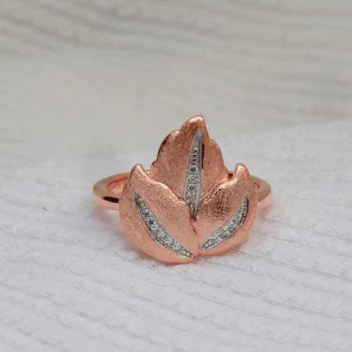 Gyary Serene Leaf Ring