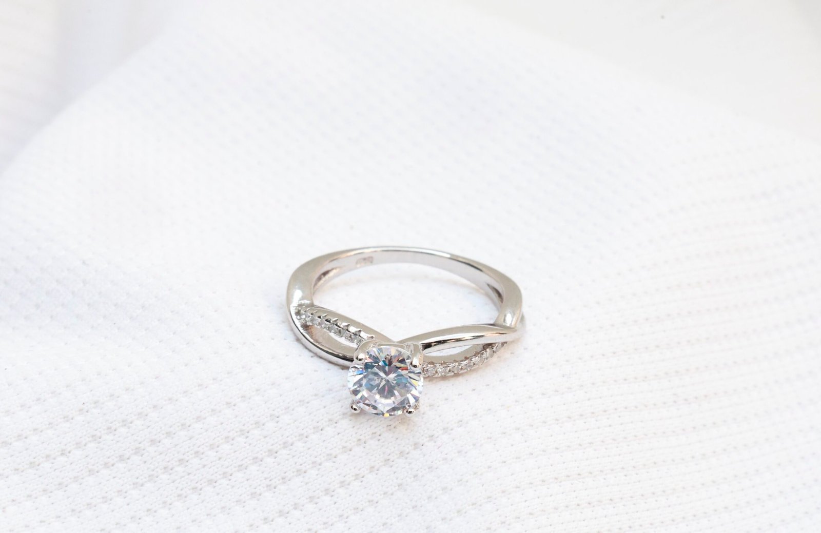 Gyary Eternal Harmony – 925 Sterling Silver Twisted Solitaire Ring