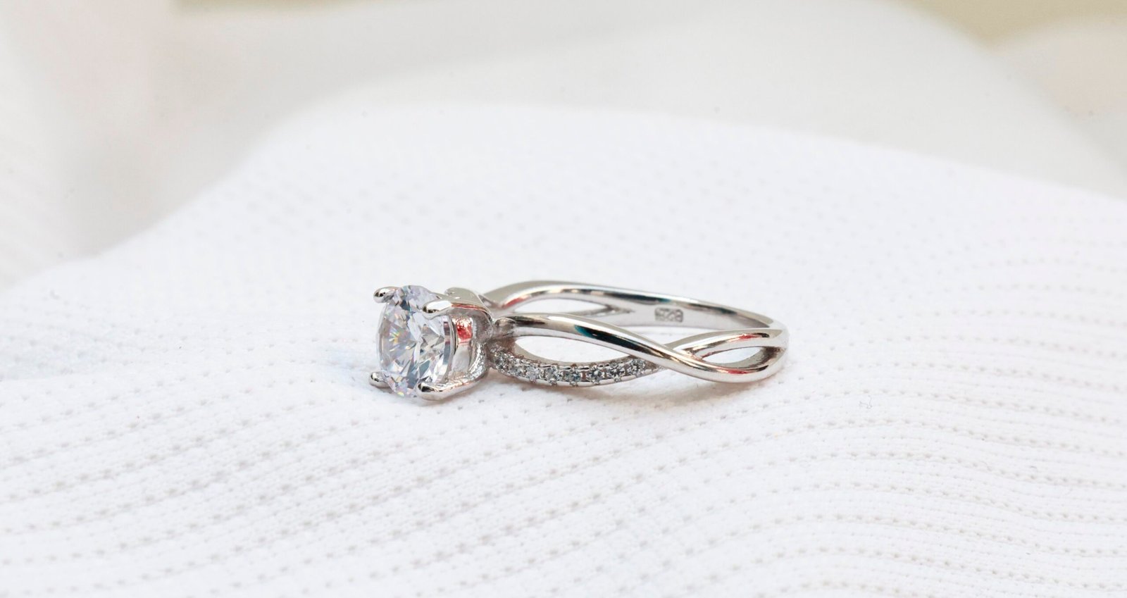 Gyary Eternal Harmony – 925 Sterling Silver Twisted Solitaire Ring