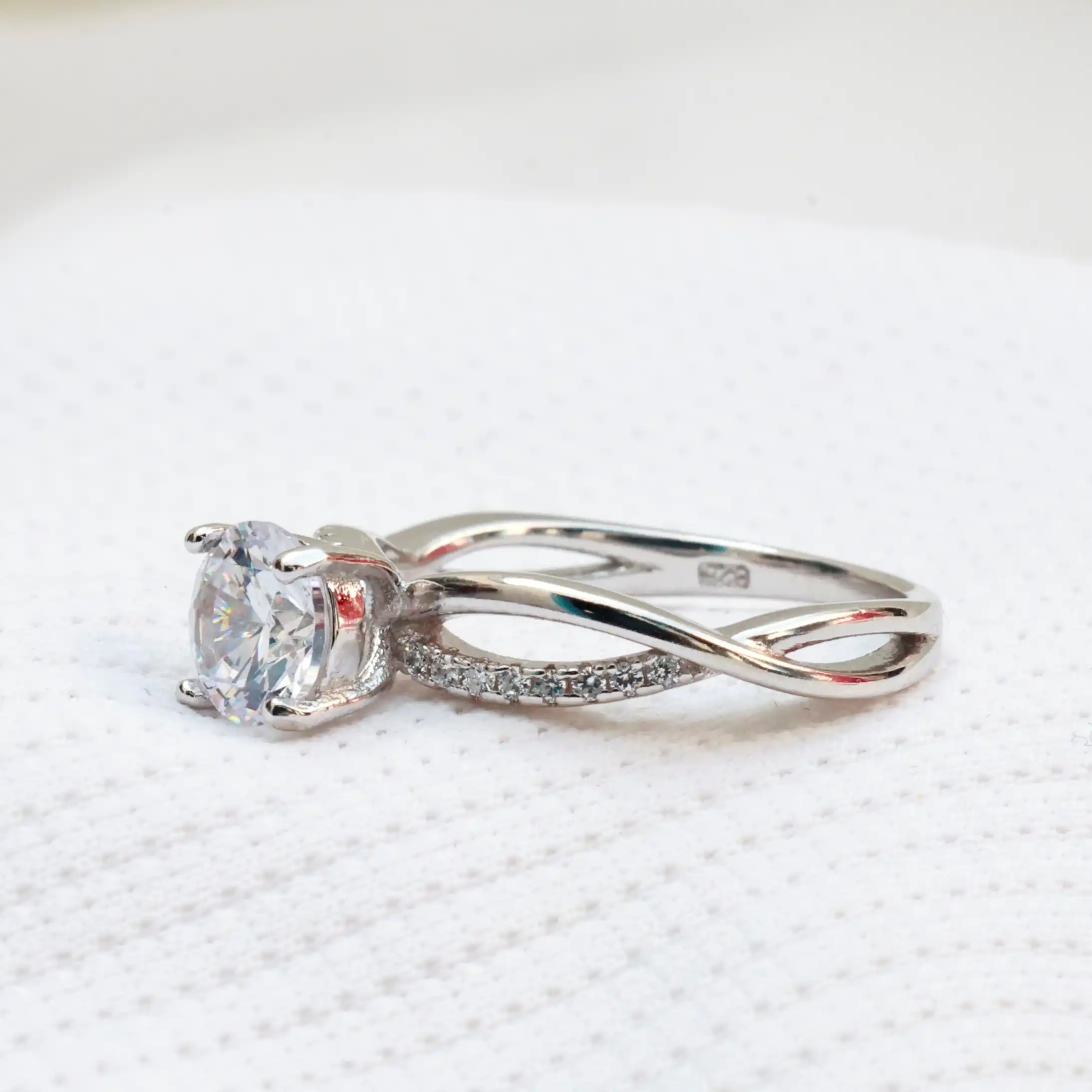 Gyary Eternal Harmony – 925 Sterling Silver Twisted Solitaire Ring