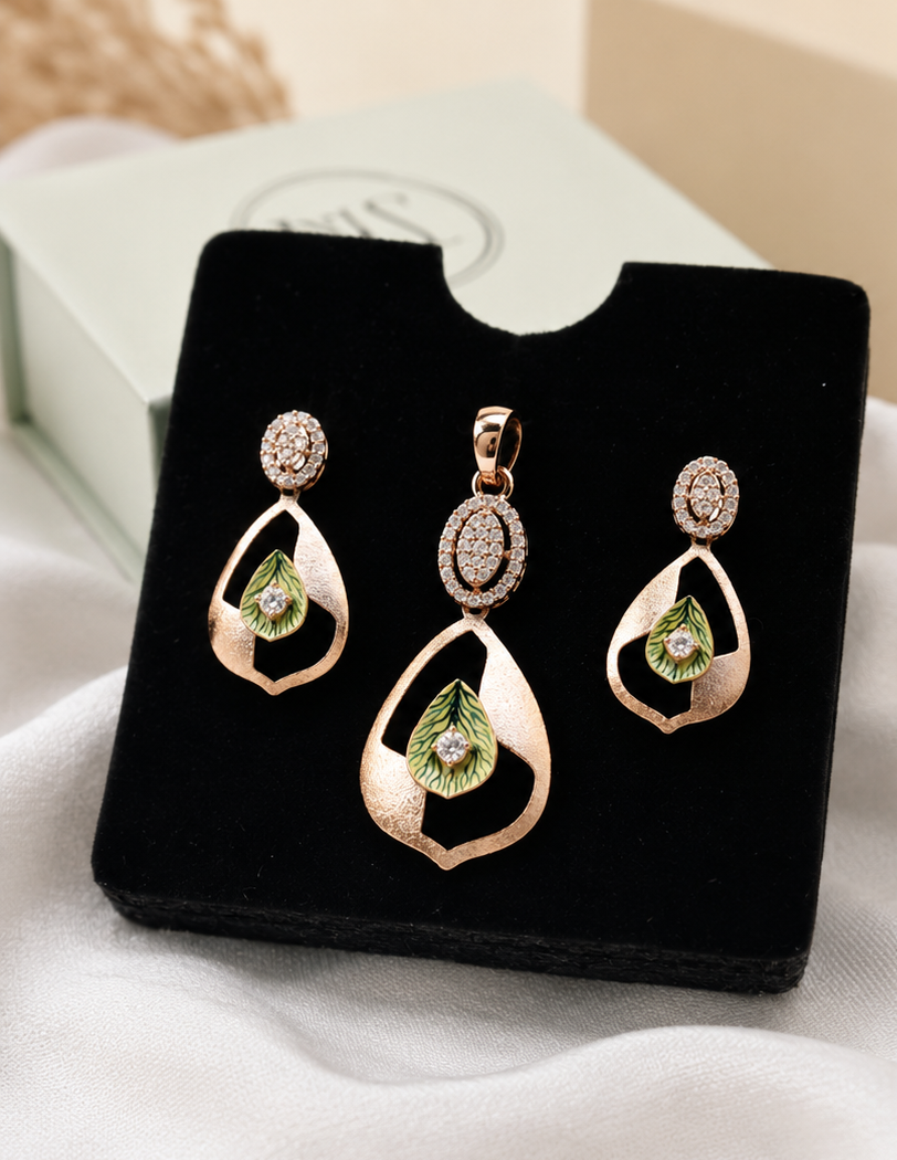 Gyary Emerald Glow Necklace Set