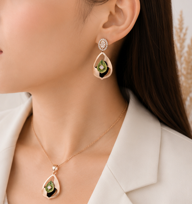 Gyary Emerald Glow Necklace Set