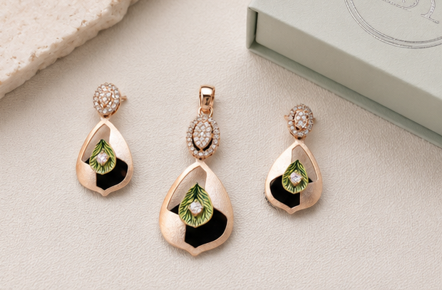 Gyary Emerald Glow Necklace Set