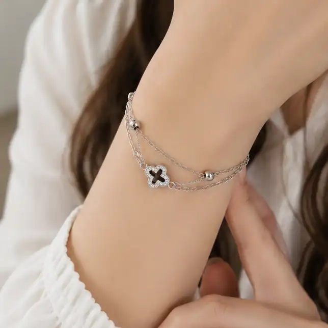 Gyary Noir Clover Bracelet