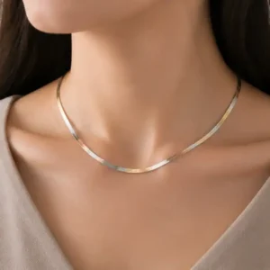 Gyary Trinity Glow Snake Chain Necklace