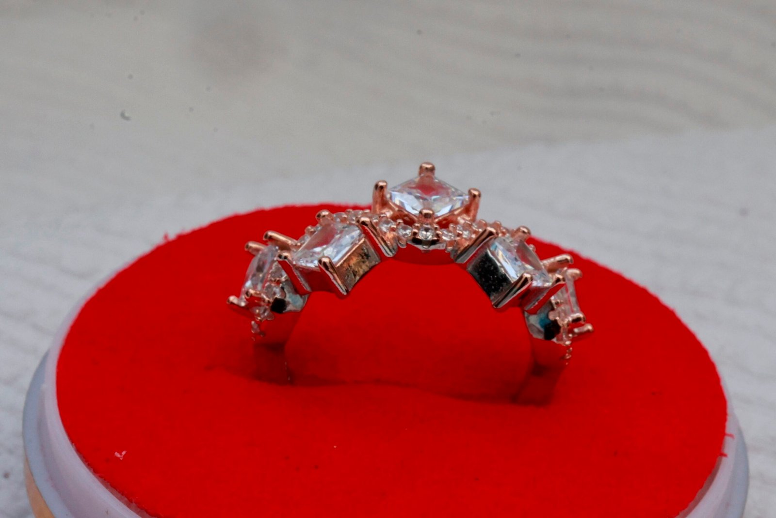 Gyary Royal Twist Crown Ring