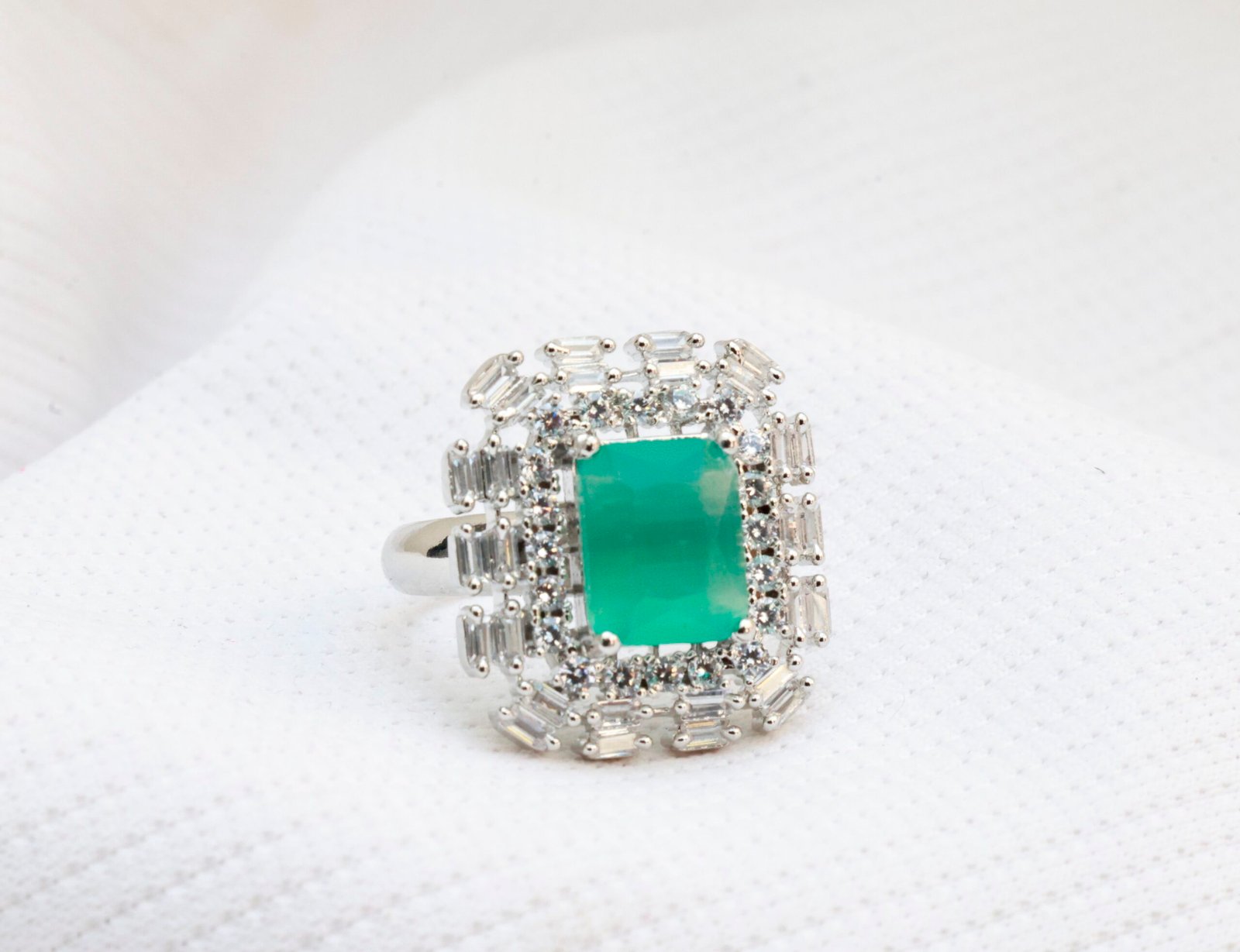 Gyary Emerald Regent Ring
