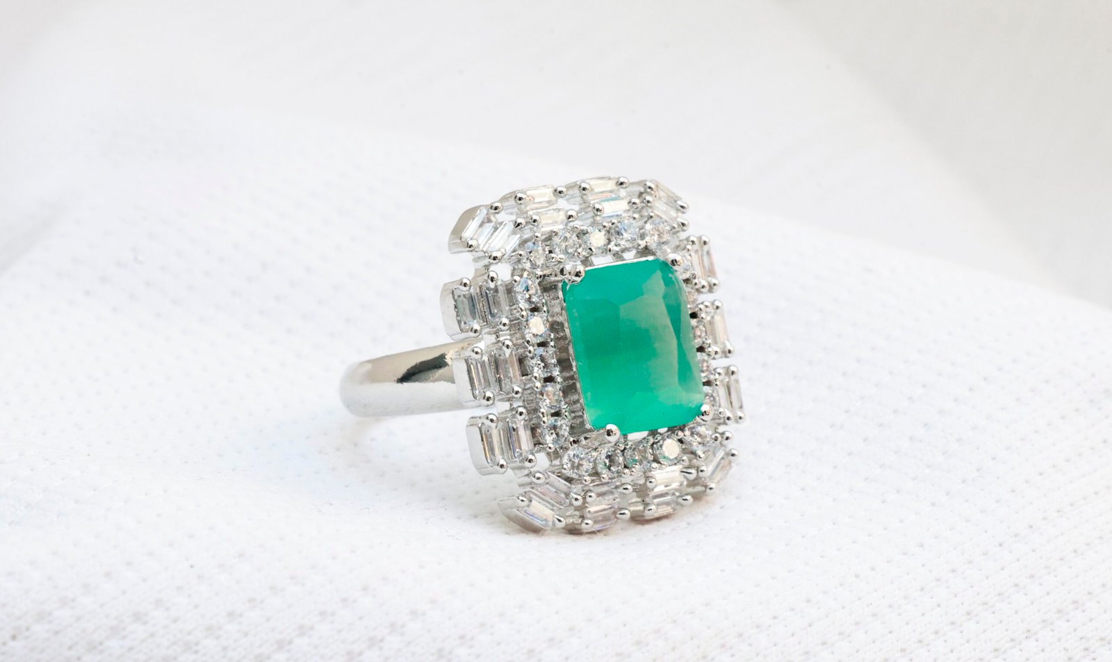 Gyary Emerald Regent Ring