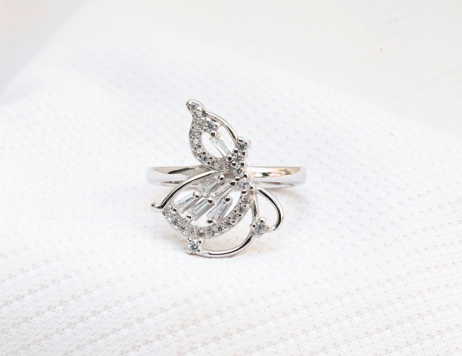 Gyary Crystal Flutter Ring