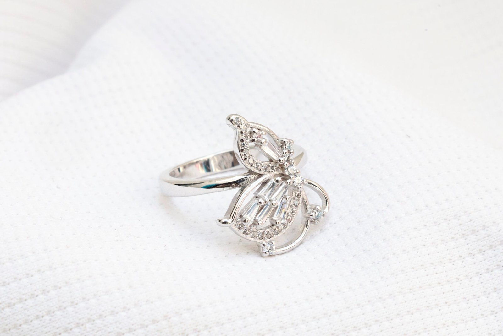 Gyary Crystal Flutter Ring