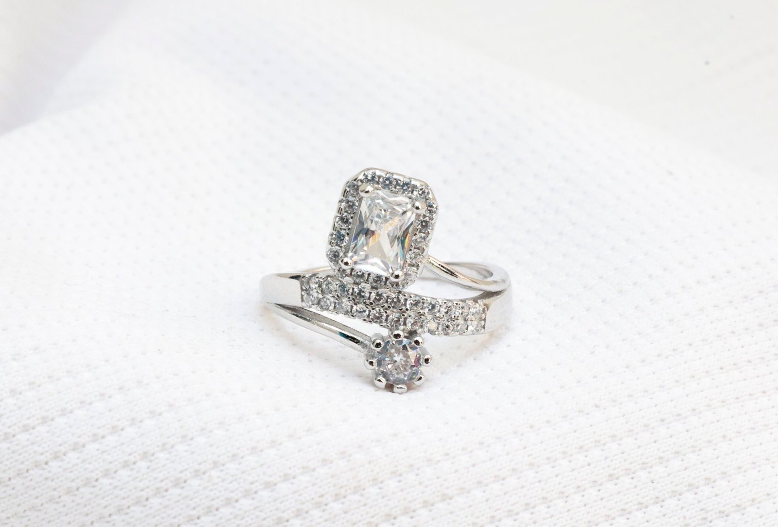 Gyary Regal Halo Wrap Ring