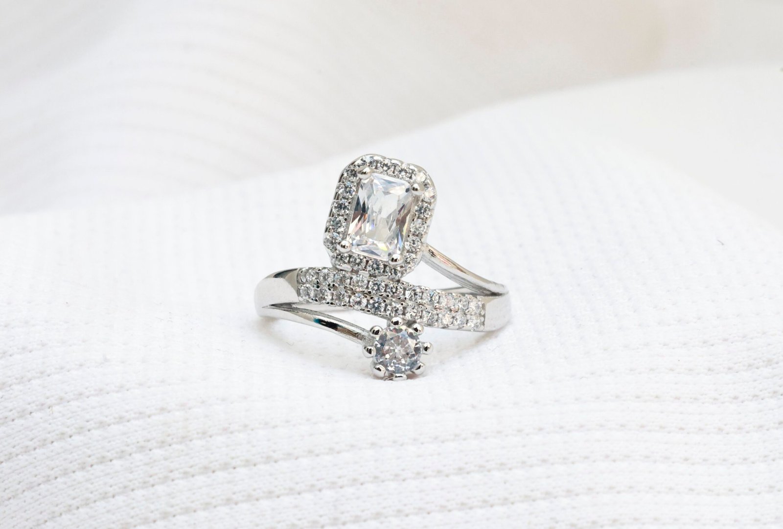 Gyary Regal Halo Wrap Ring