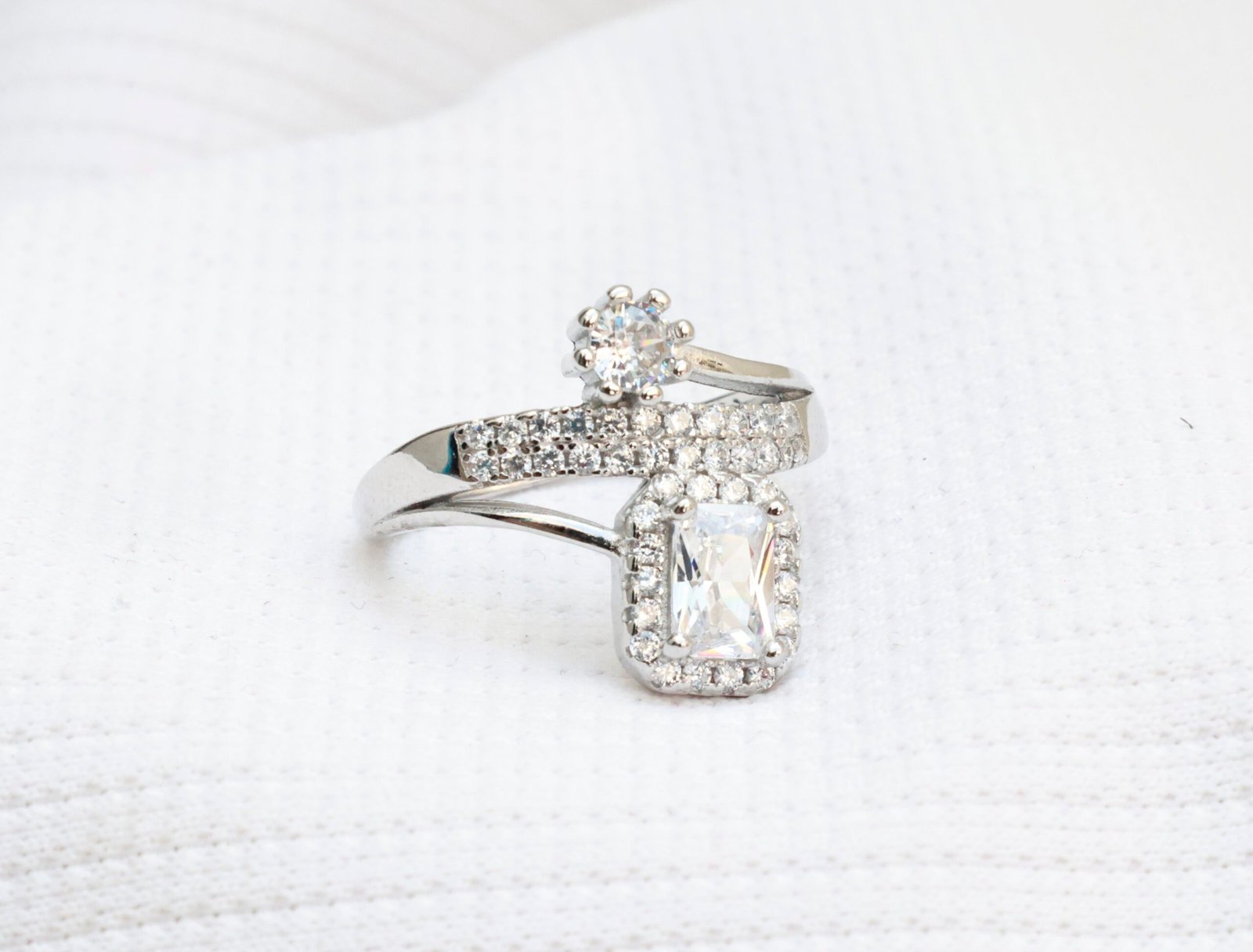 Gyary Regal Halo Wrap Ring