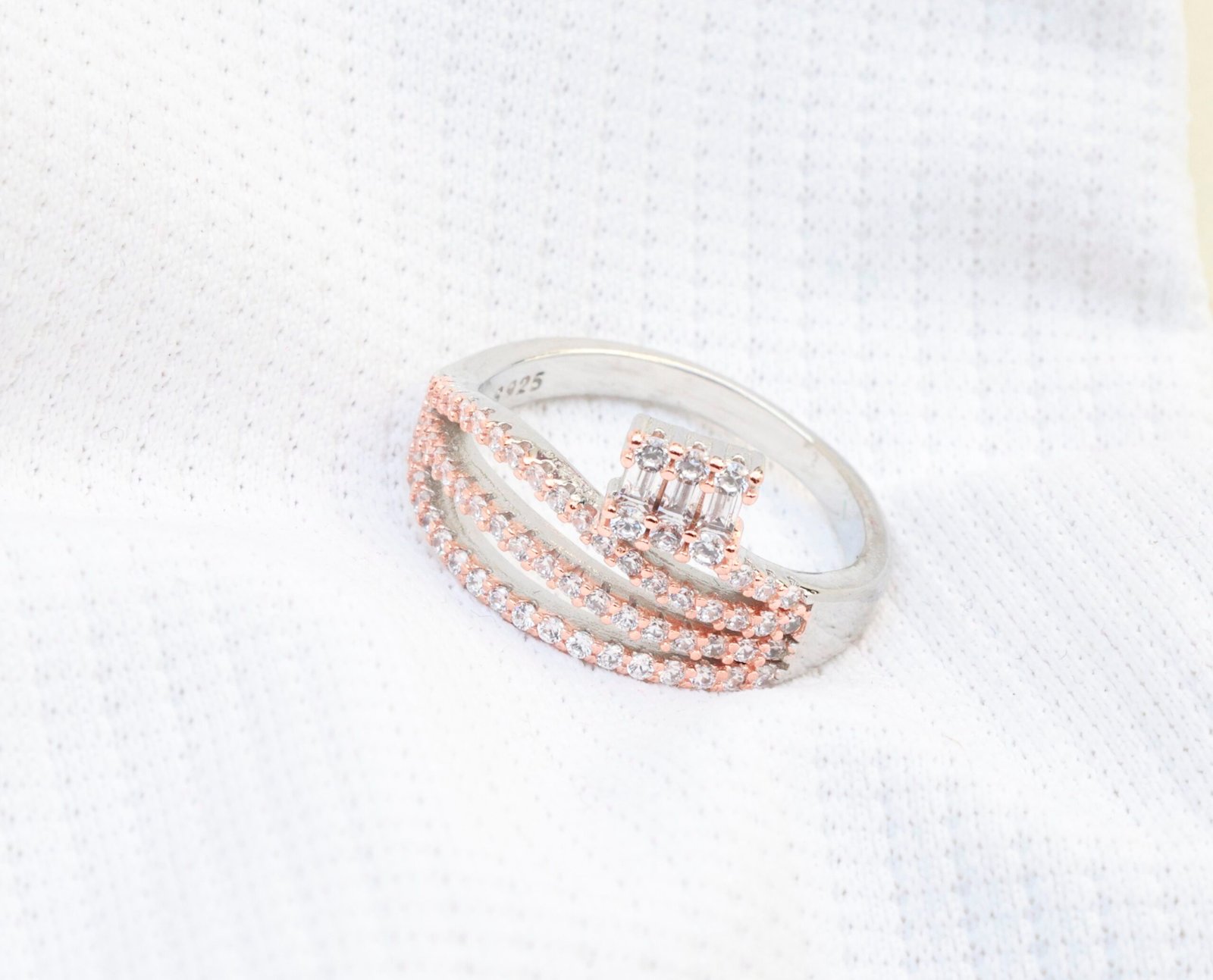 Gyary Luxe Wave Trio Ring