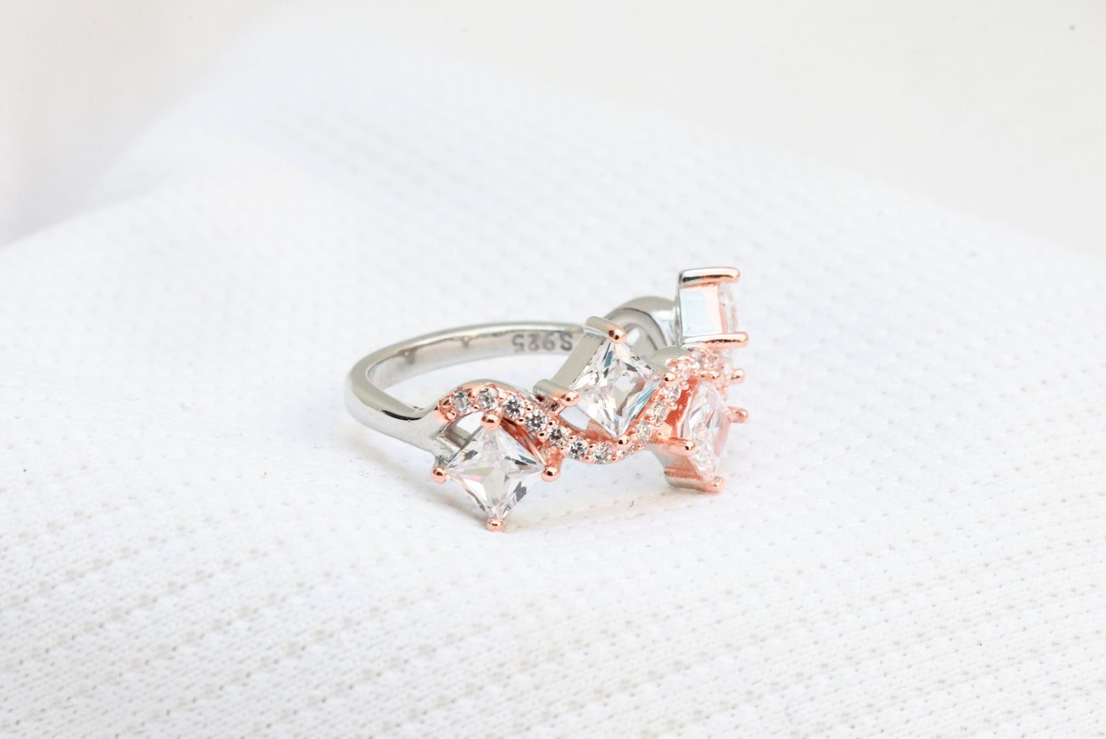 Gyary Royal Twist Crown Ring
