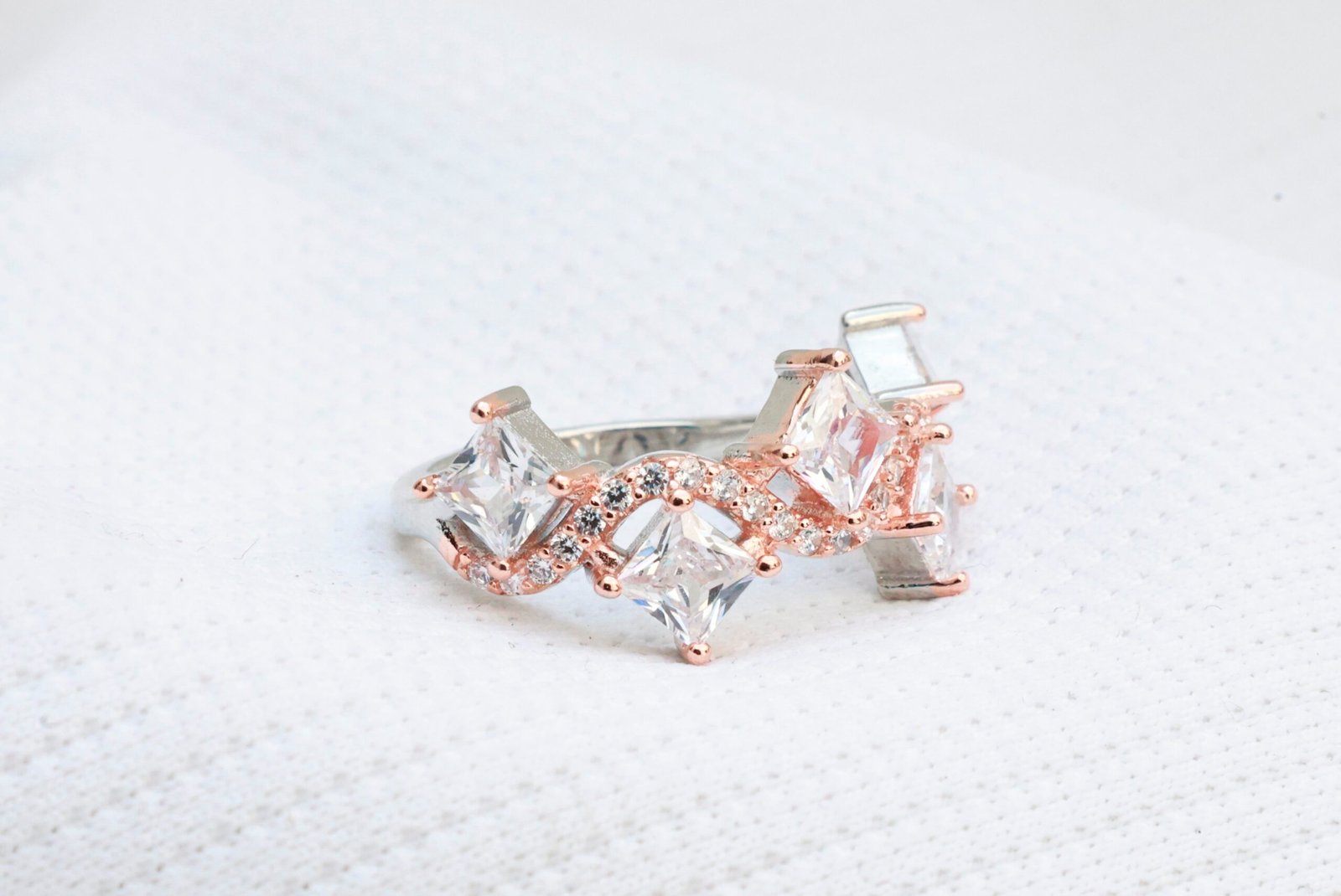 Gyary Royal Twist Crown Ring