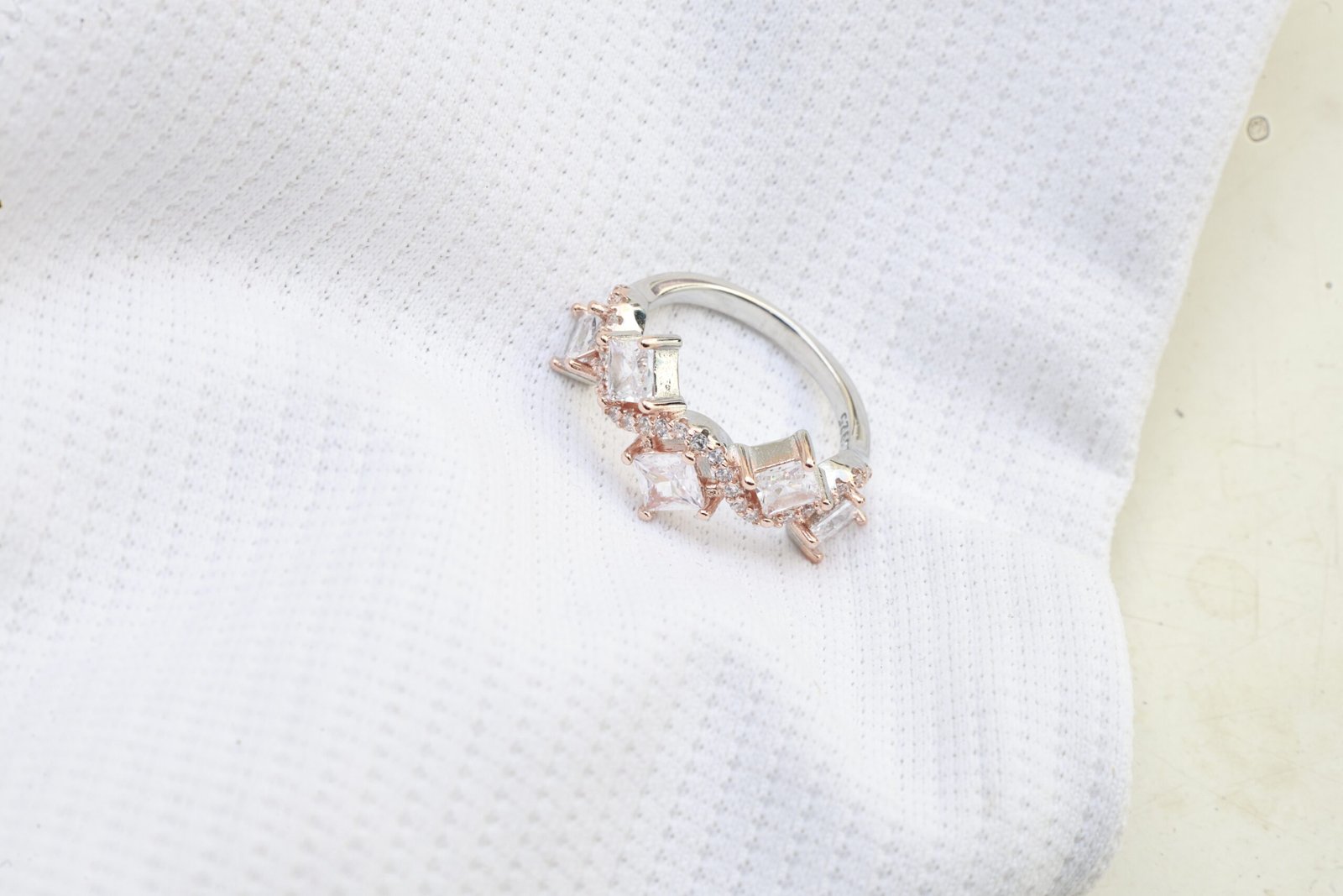Gyary Royal Twist Crown Ring