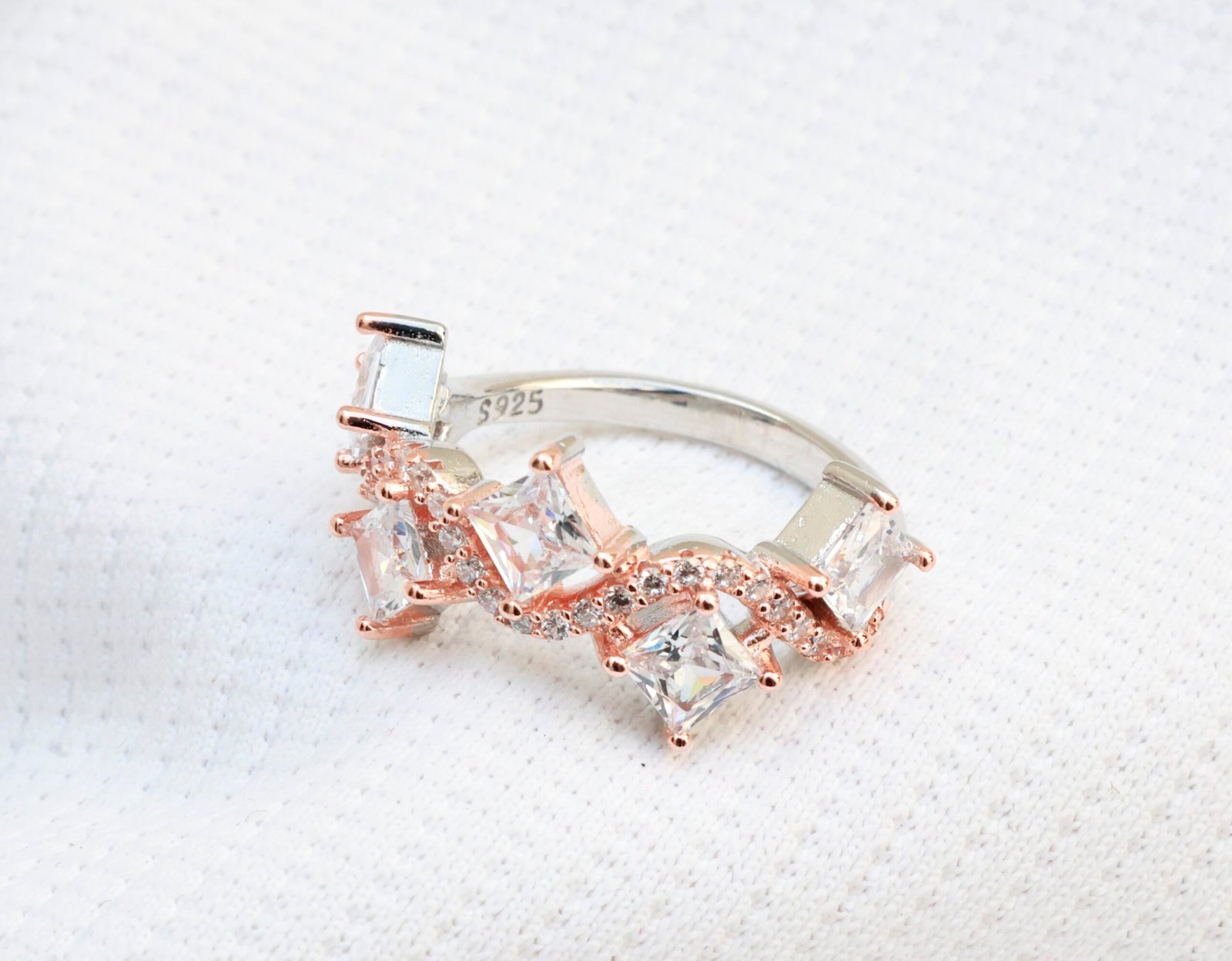 Gyary Royal Twist Crown Ring