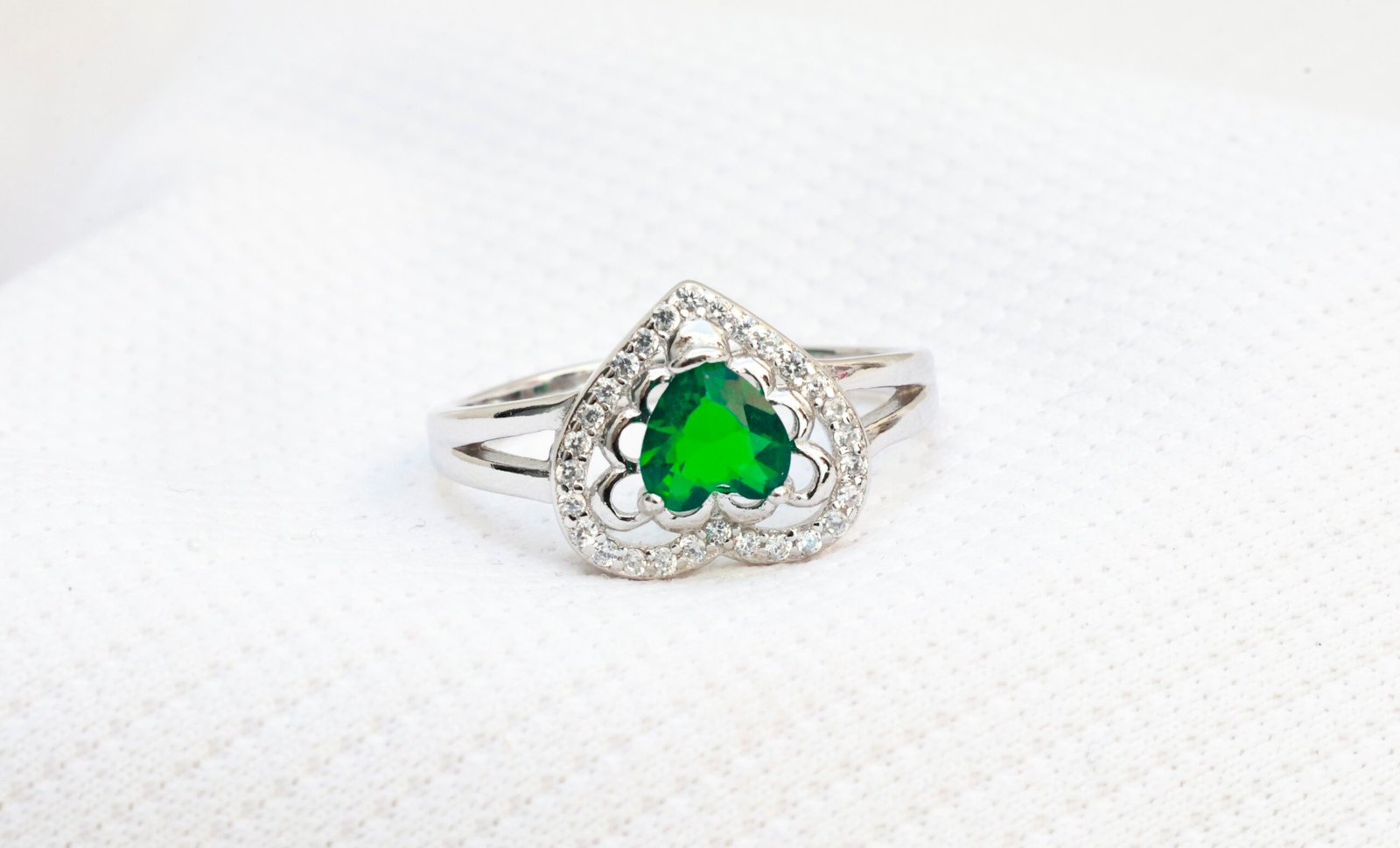 Gyary Emerald Heart Halo Ring