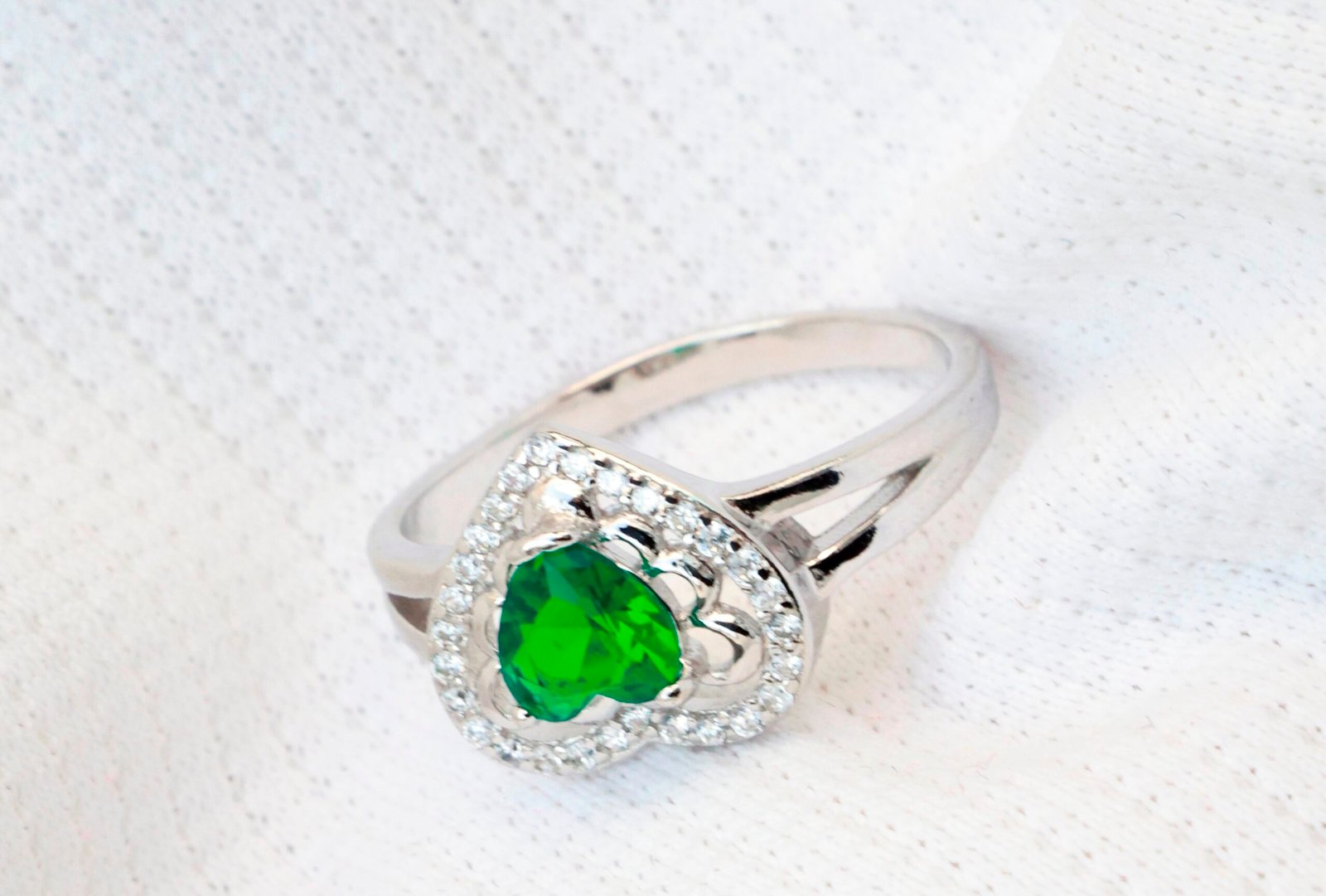 Gyary Emerald Heart Halo Ring