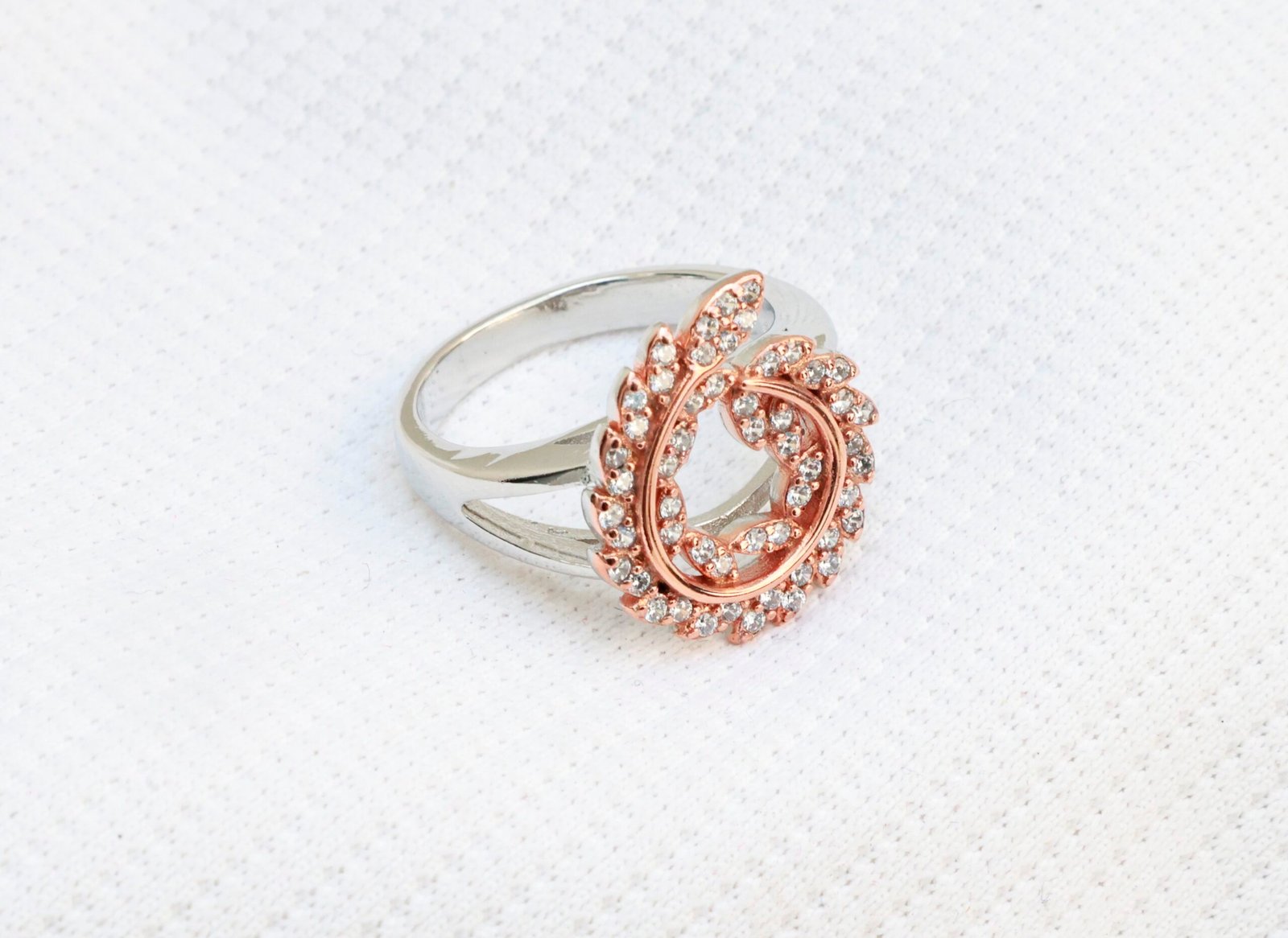 Gyary Rose Gold Laurel Halo Ring