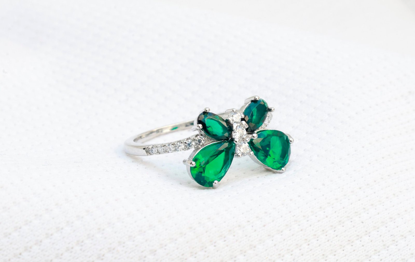 Gyary Emerald Bloom Ring
