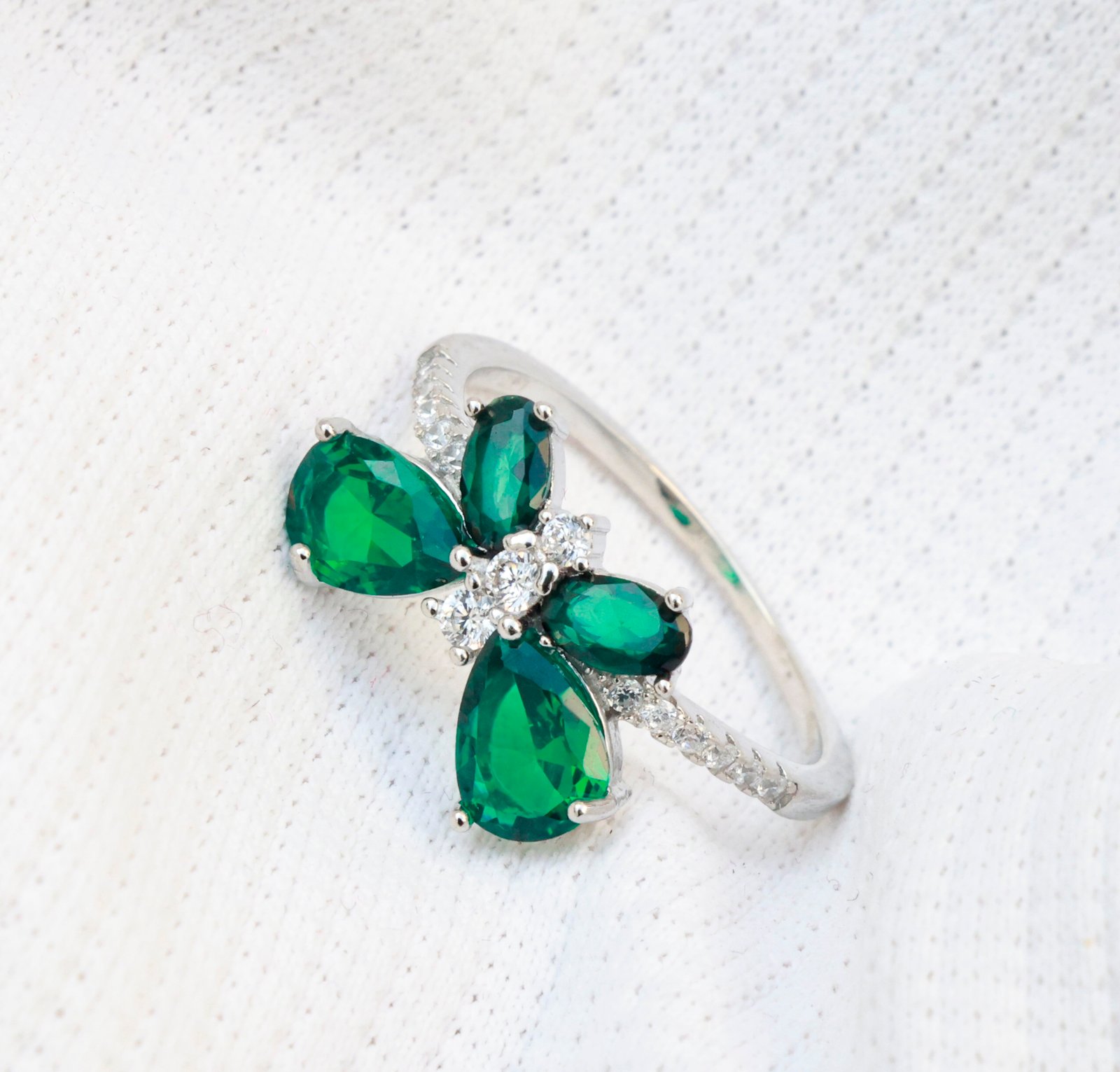 Gyary Emerald Bloom Ring
