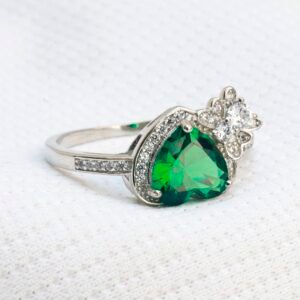 Gyary Emerald Heart Bloom Ring