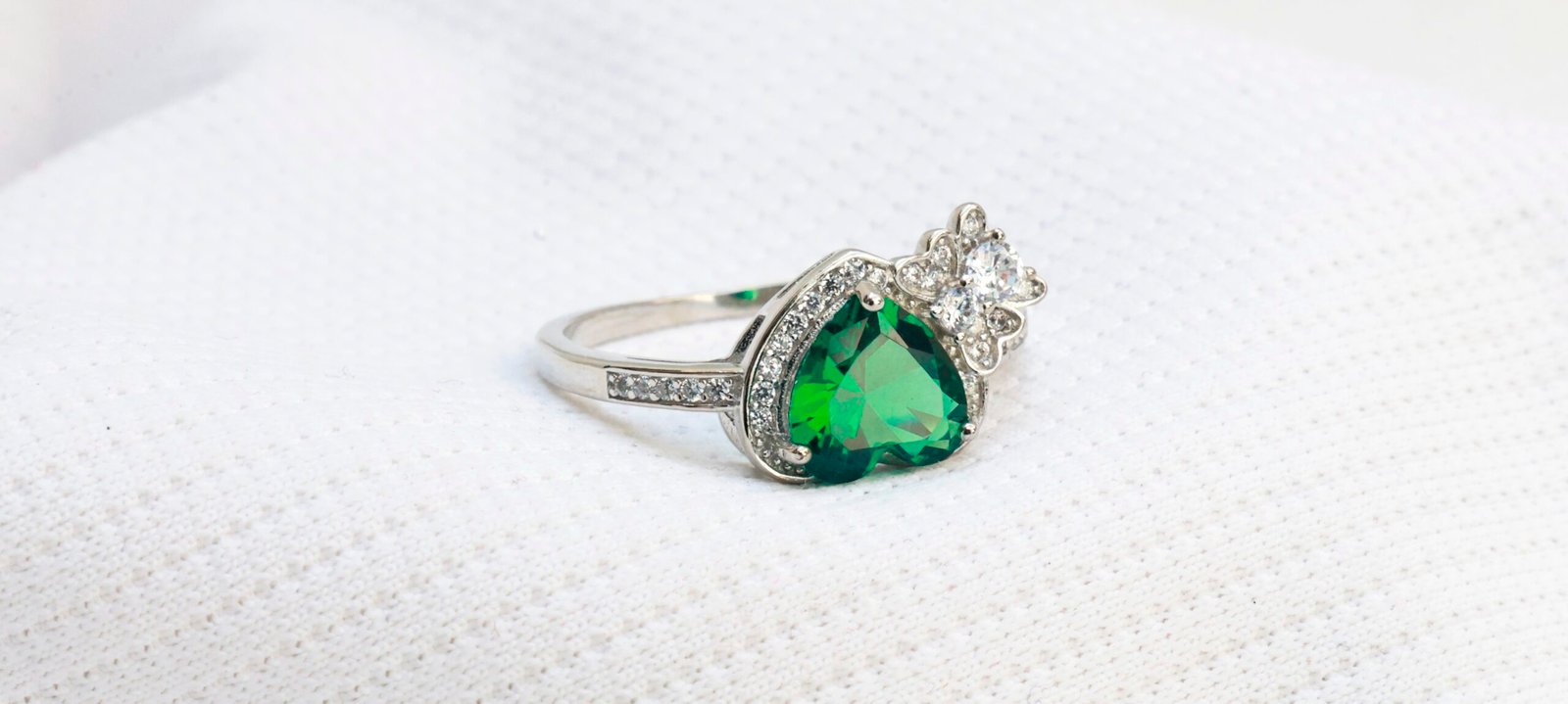 Gyary Emerald Heart Bloom Ring