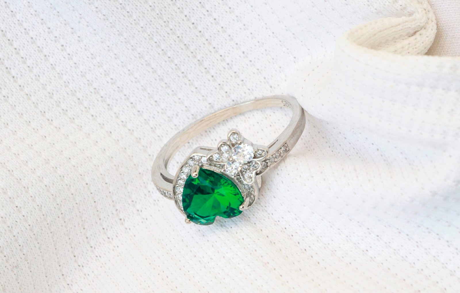 Gyary Emerald Heart Bloom Ring