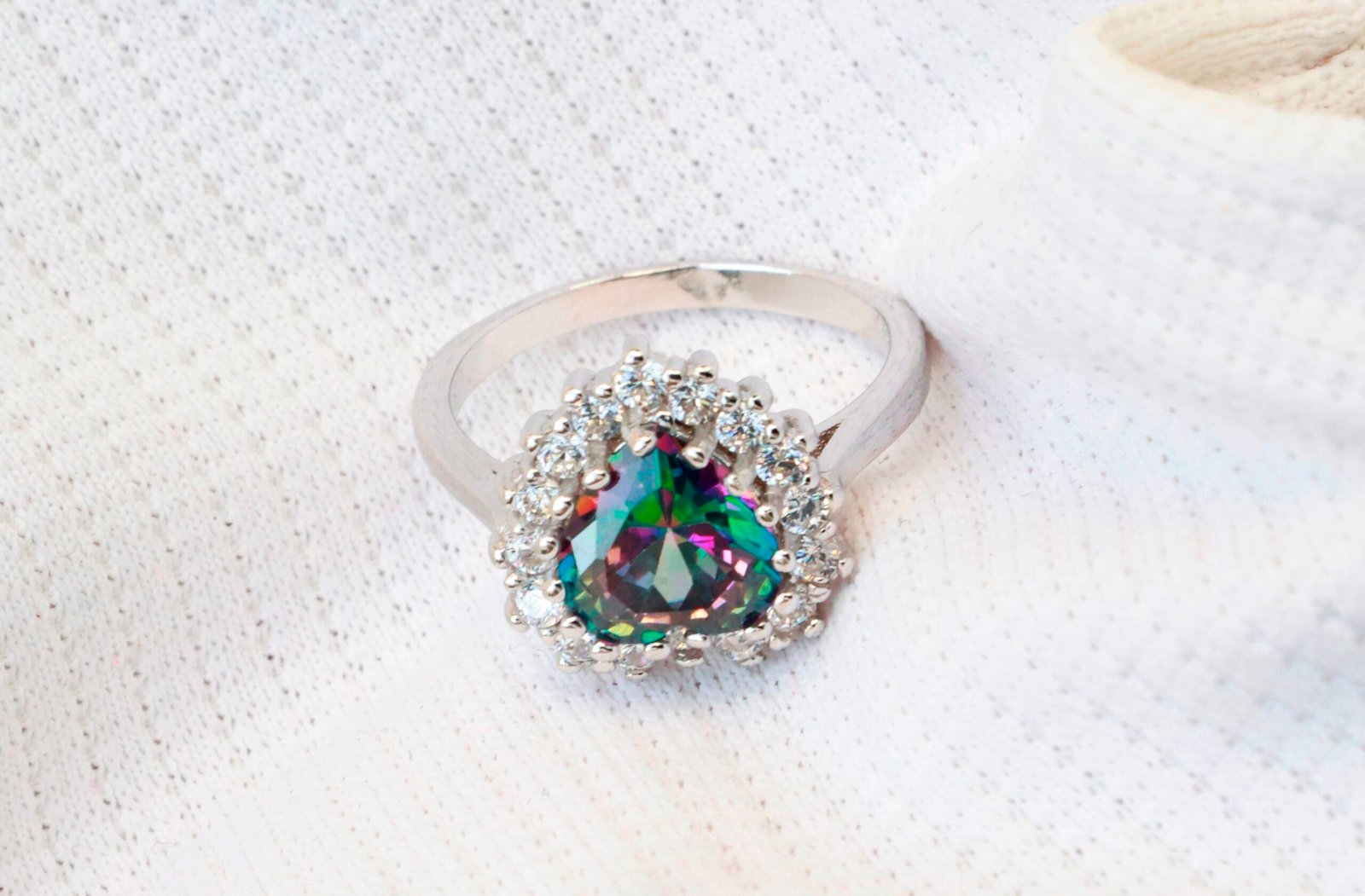 Gyary Mystic Prism Heart Ring