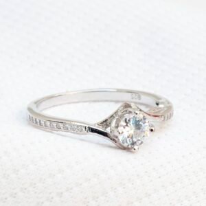 Gyary Twisted Elegance Solitaire Ring