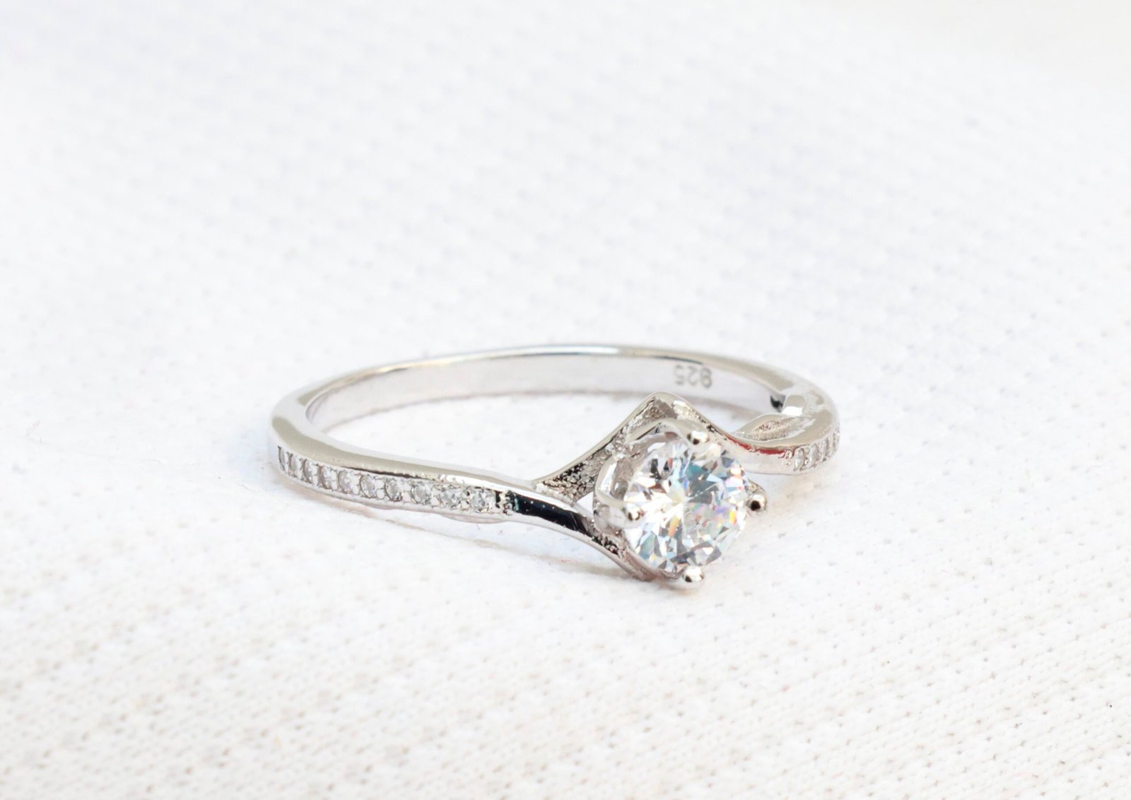 Gyary Twisted Elegance Solitaire Ring