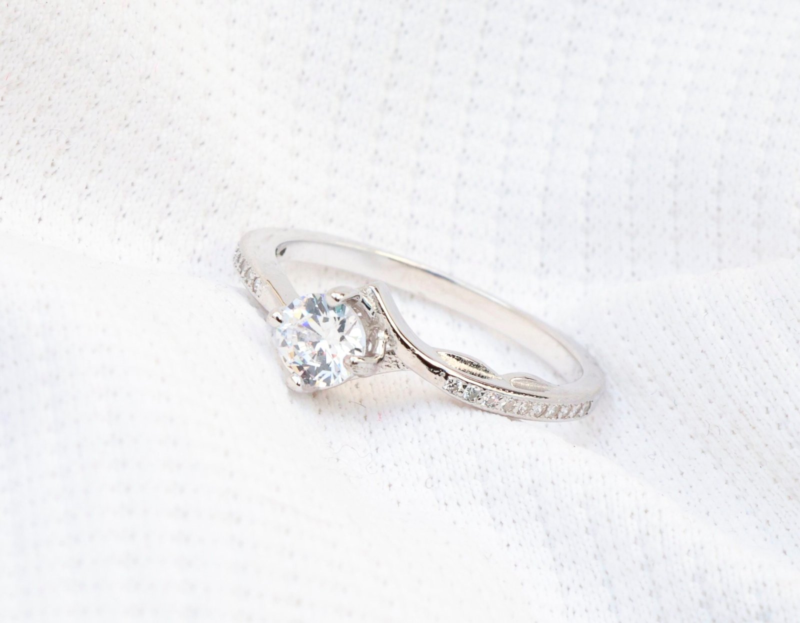 Gyary Twisted Elegance Solitaire Ring