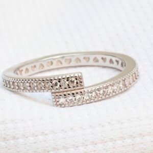 Gyary Heartline Pavé Ring
