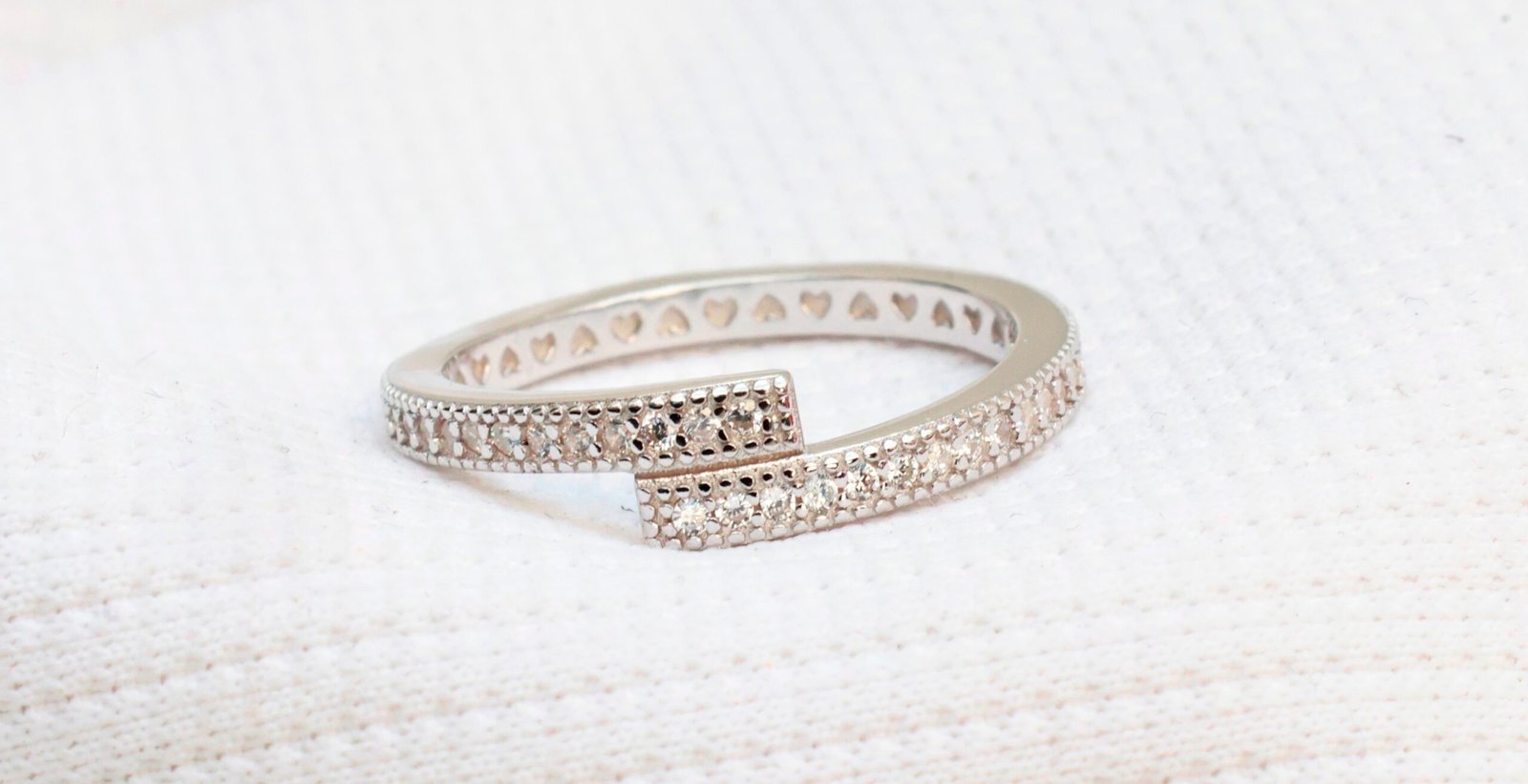 Gyary Heartline Pavé Ring