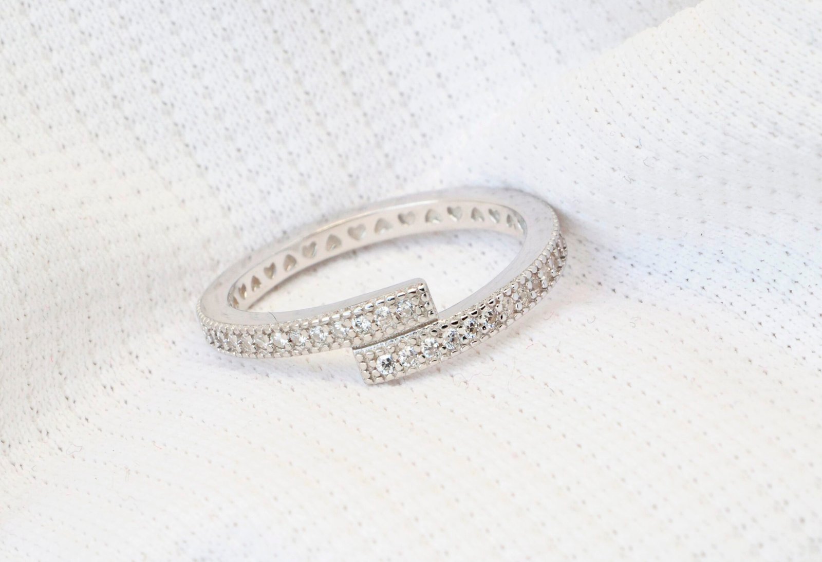 Gyary Heartline Pavé Ring