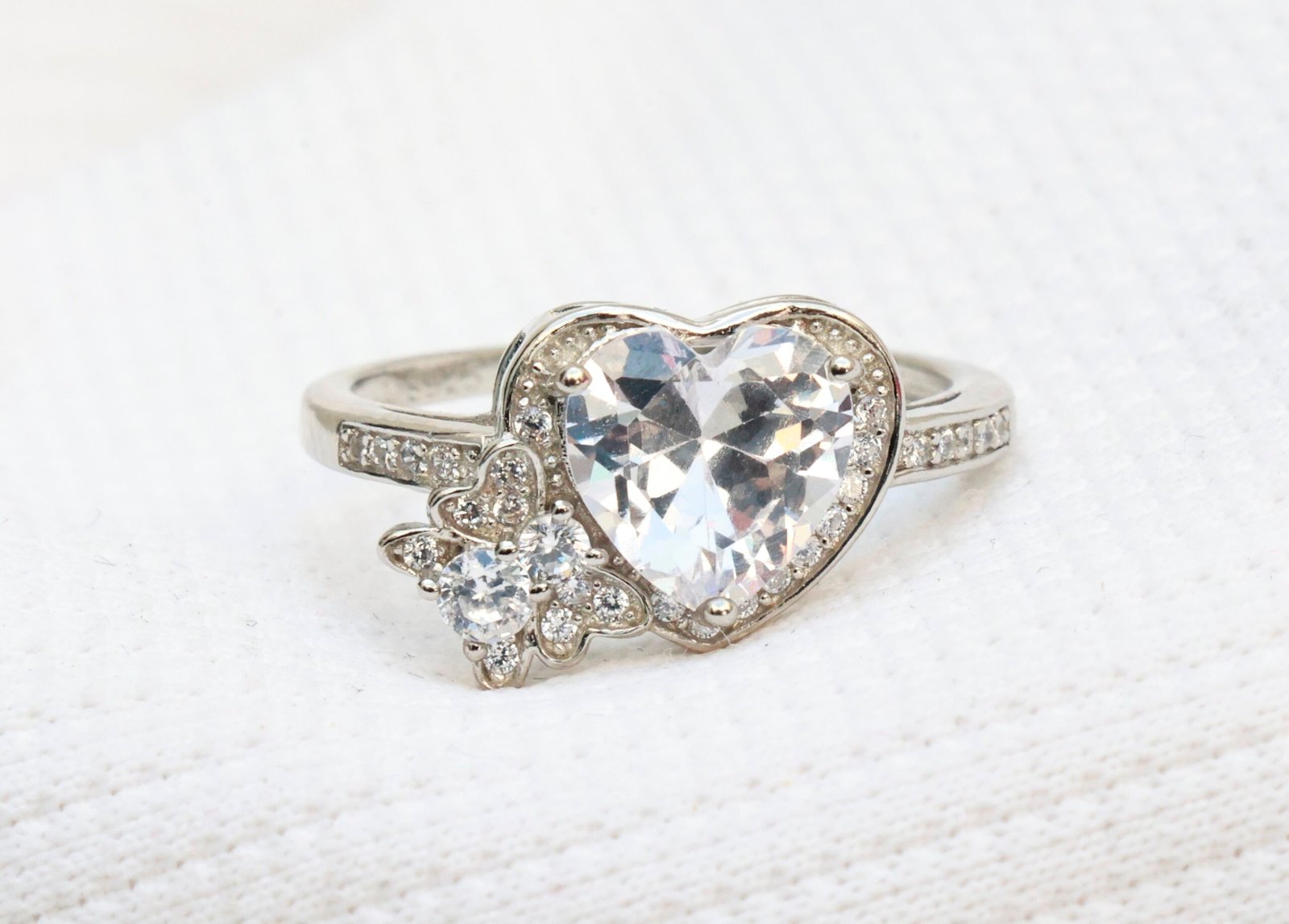 Gyary Crystal Heart Bloom Ring