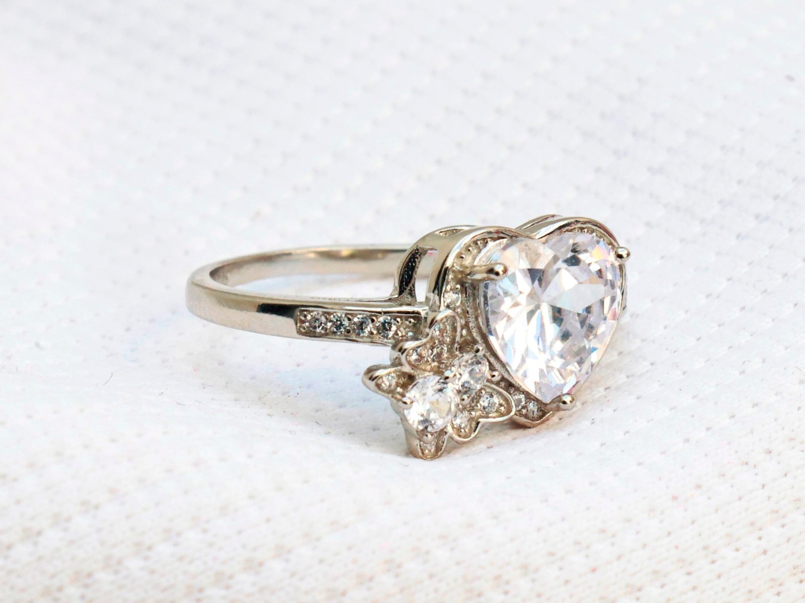 Gyary Crystal Heart Bloom Ring