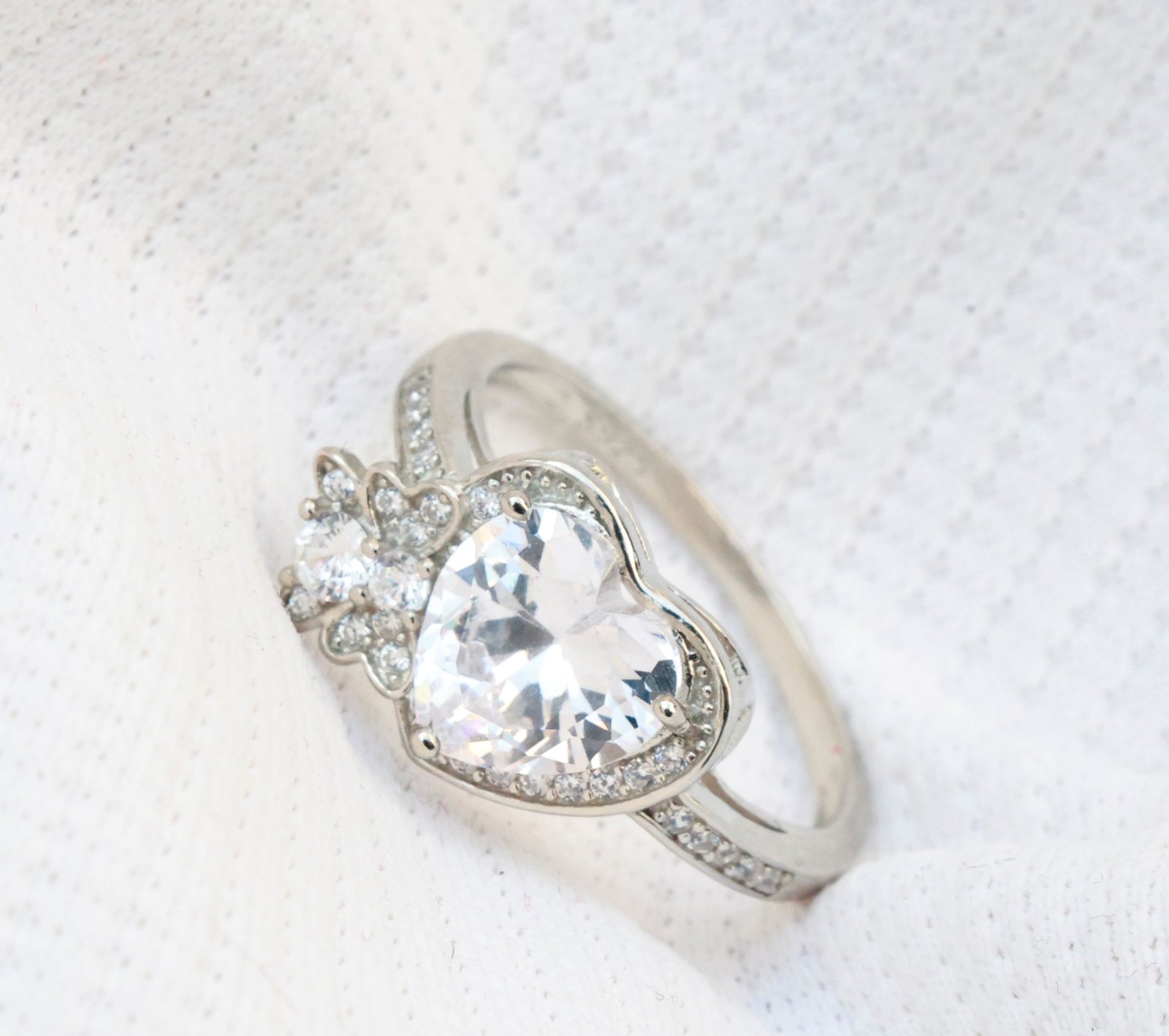 Gyary Crystal Heart Bloom Ring