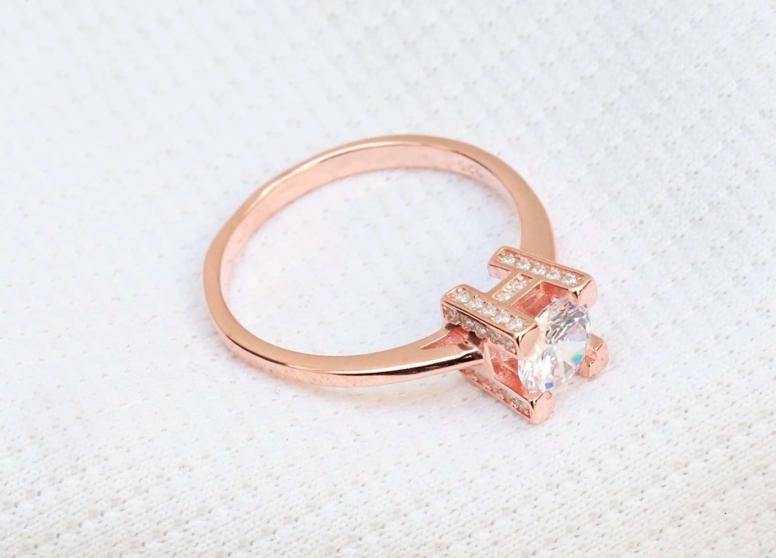 Gyary Rose Radiance Bar Ring