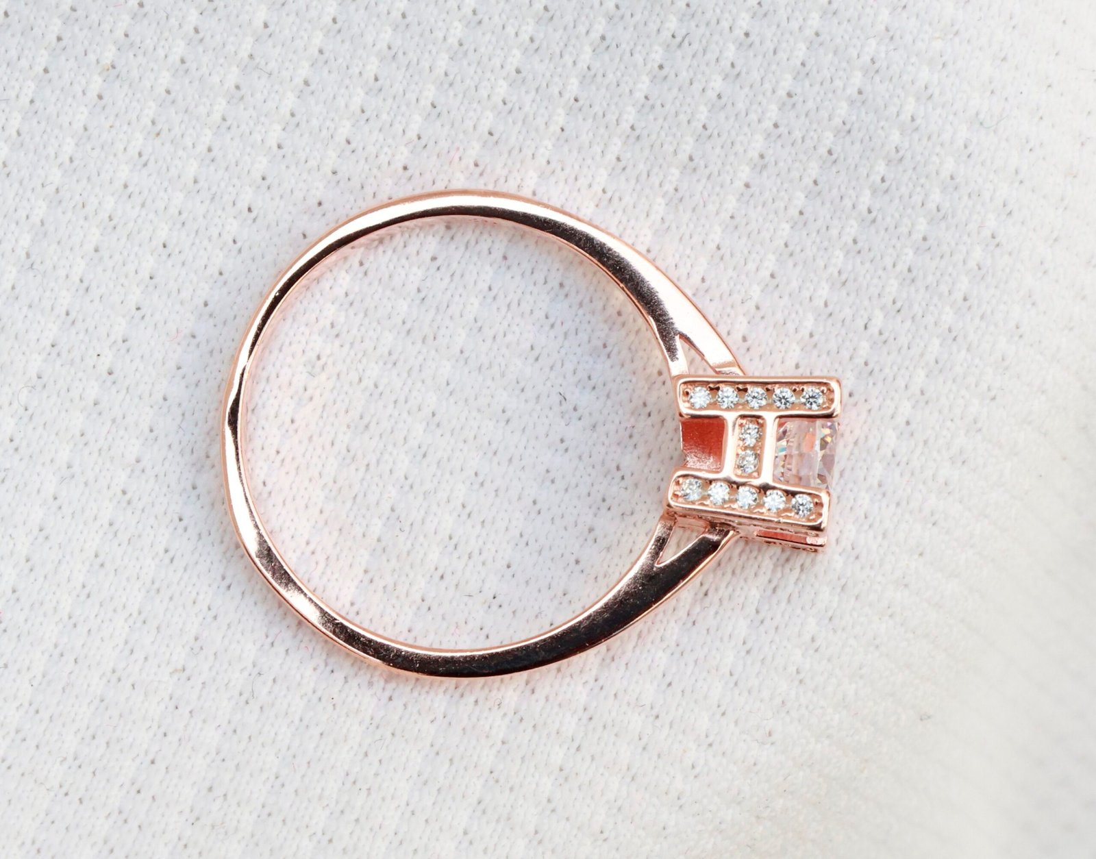Gyary Rose Radiance Bar Ring