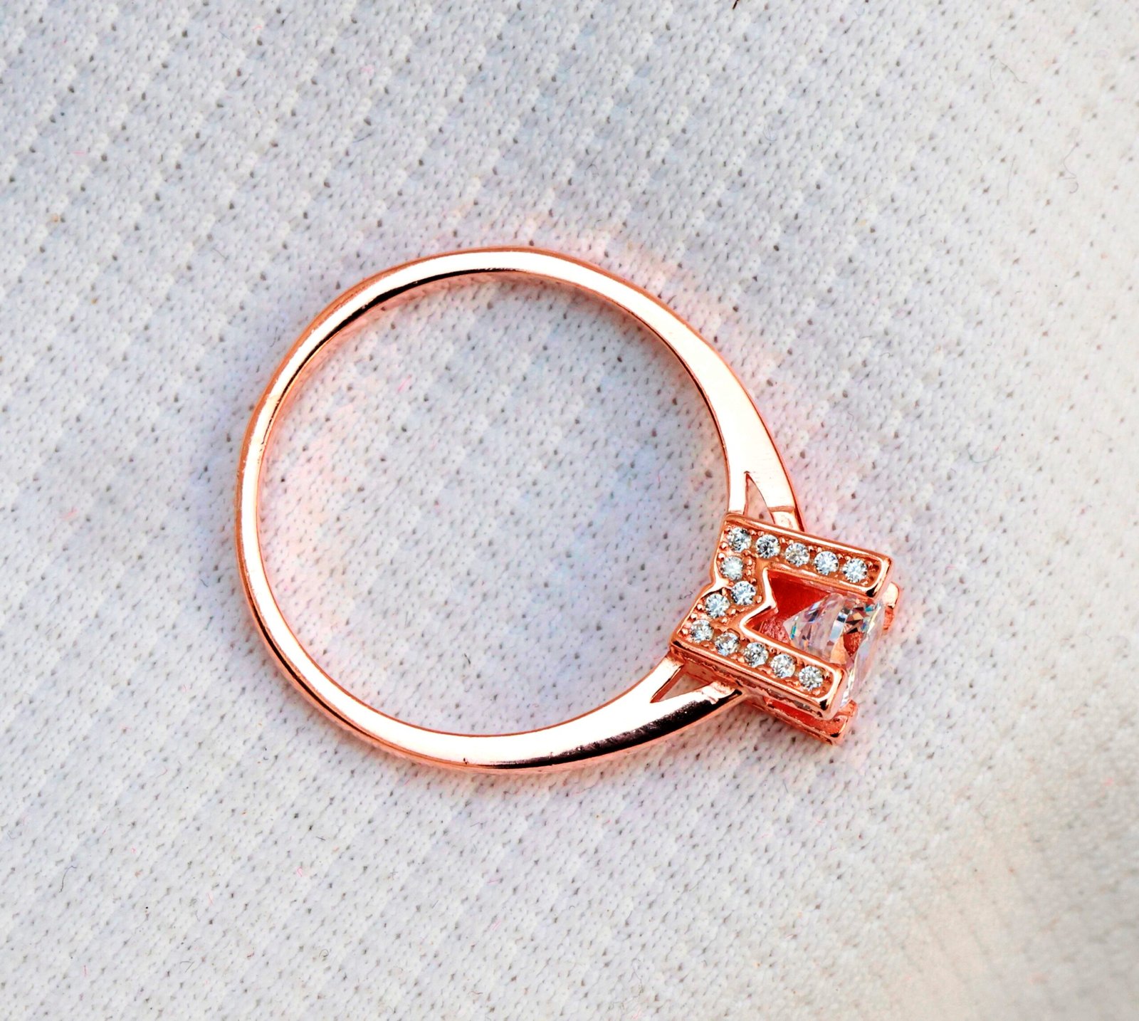 Gyary Rose Radiance Bar Ring