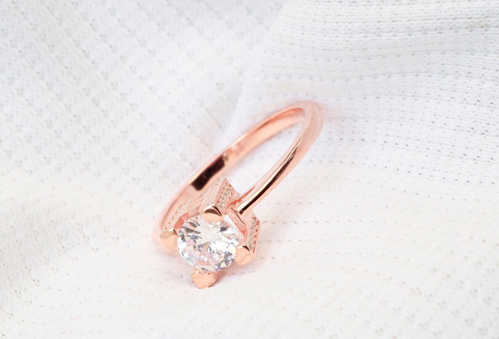 Gyary Rose Radiance Bar Ring